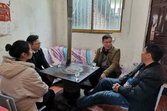 校长王林率队赴安顺市家访慰问家庭经济困难学生