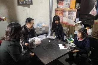 冬寒不忘初心  情暖贫困学子 校党委副书记杨声国率队慰问我校贫困生