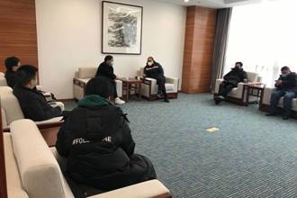 贵安新区花溪大学城党工委书记罗松华一行到校检查指导疫情防控工作