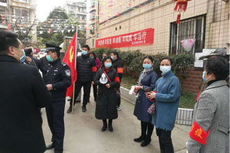 【后勤管理处】校地联合 党员领导干部率先在我校家属区开展疫情防控志愿宣传活动