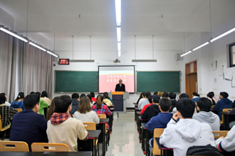 校党委委员、纪委书记、省监委驻贵州民族大学监察专员吴嶷晖走进教学一线为商学院学子上思政课