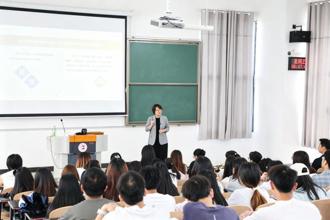 校党委书记吕国富深入课堂听思政课