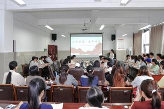 吴一文参加联系班级主题班会