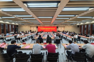 校党委理论学习中心组2026年第四次专题学习研讨（扩大）会议召开