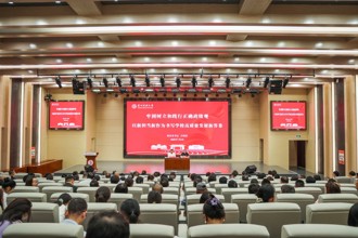 吕国富为学校党员干部讲专题党课