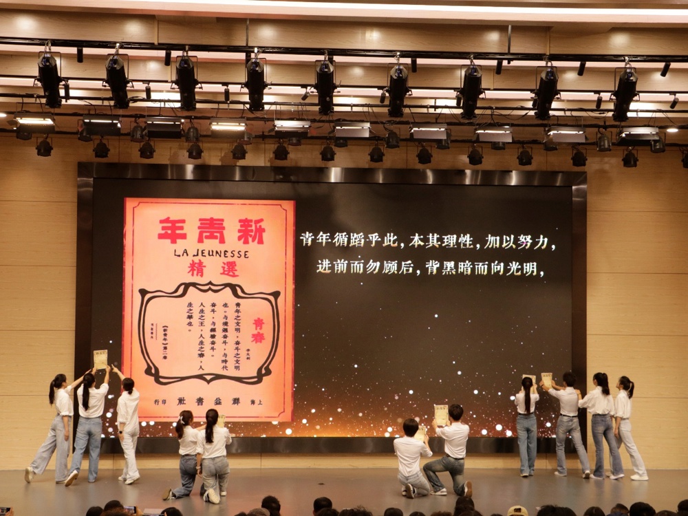 图片包含 室内, 桌子, 人们, 站

描述已自动生成